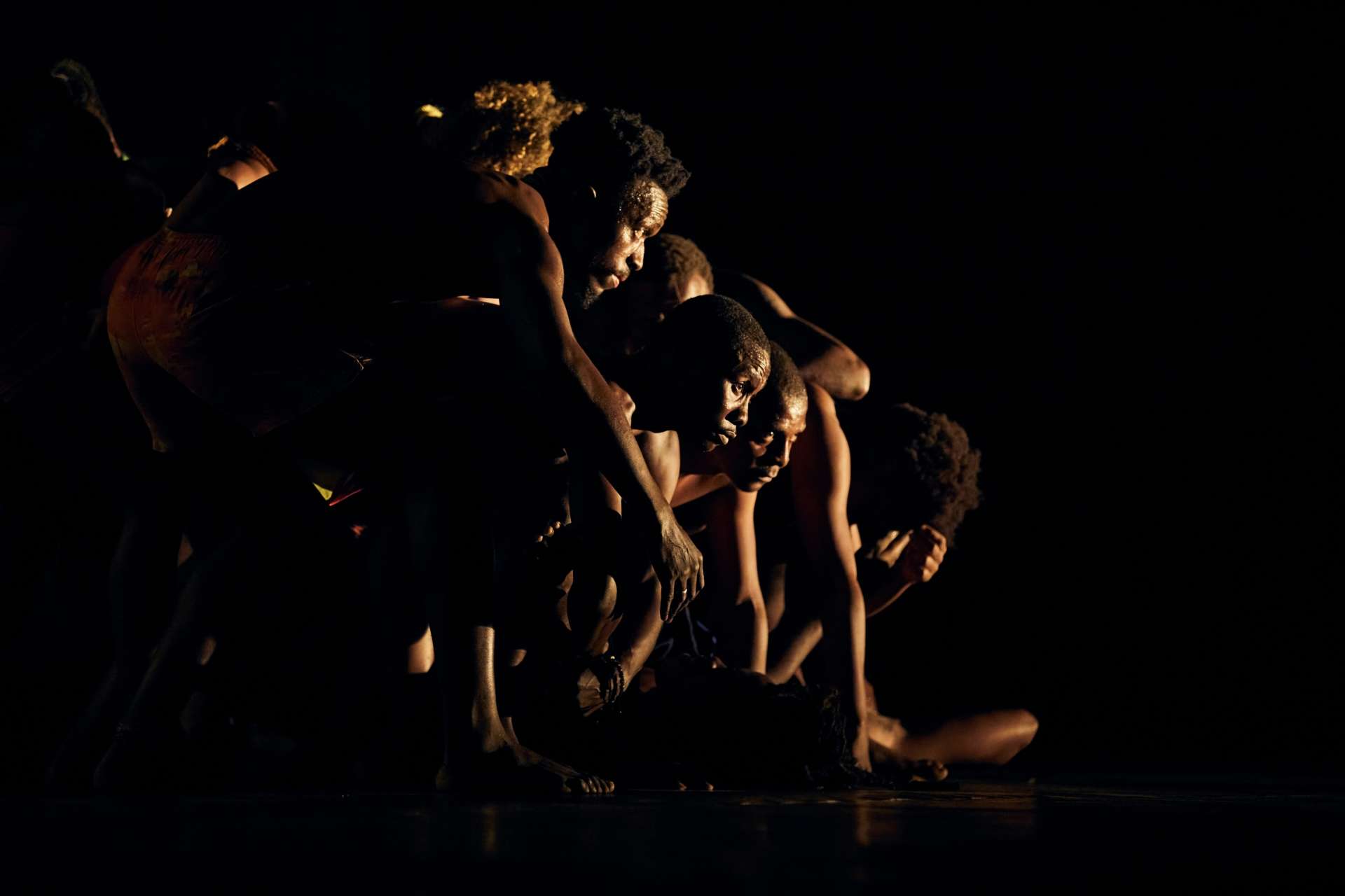 Un groupe danse