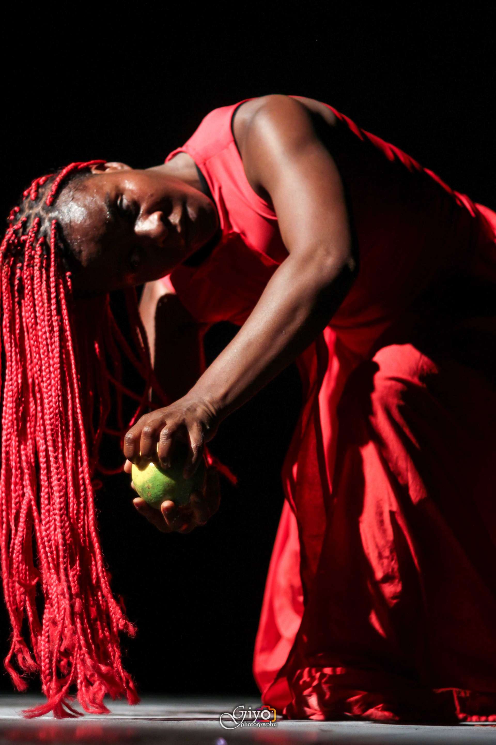 Une femme danse