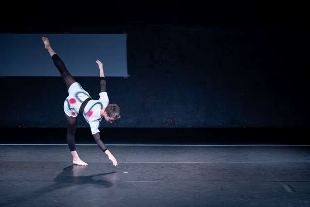 Une femme danse