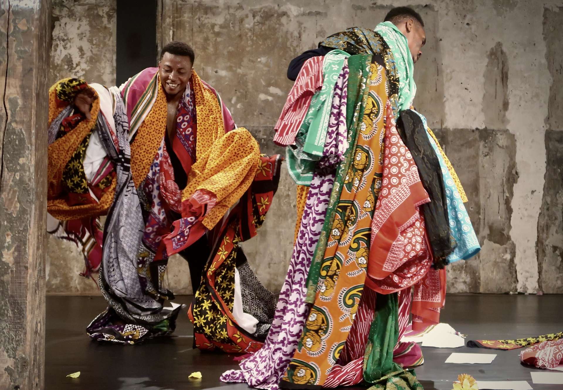 Un groupe danse