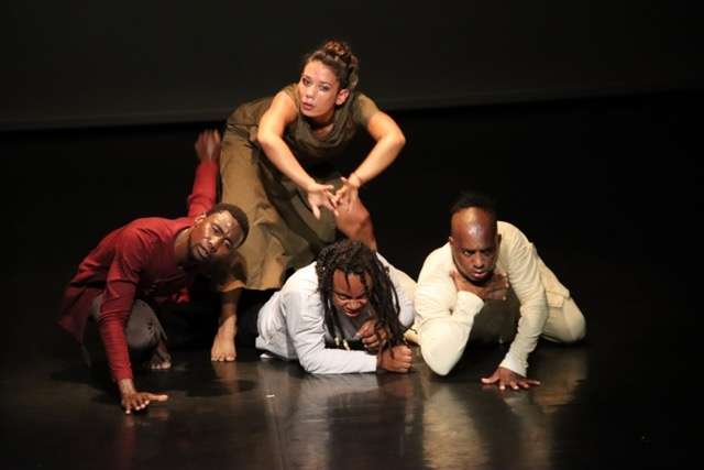 Un groupe danse