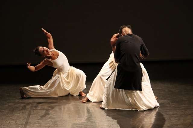 Un groupe danse