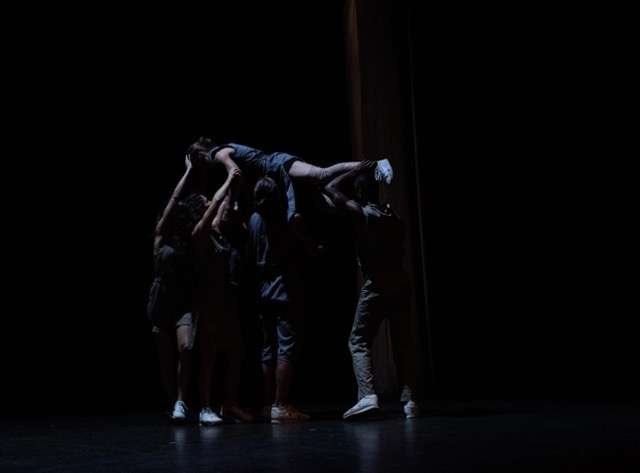 Un groupe danse