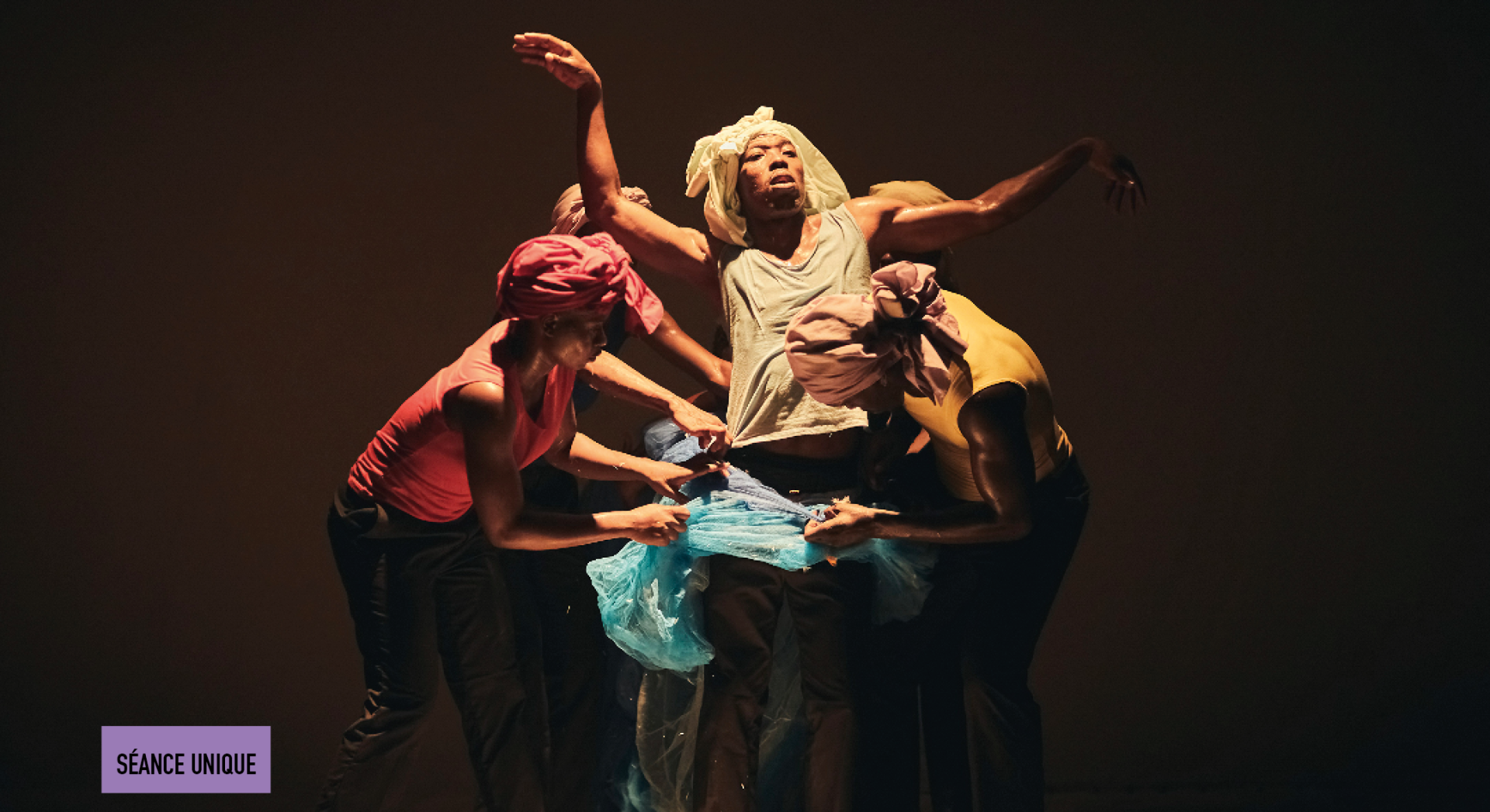 Un groupe danse