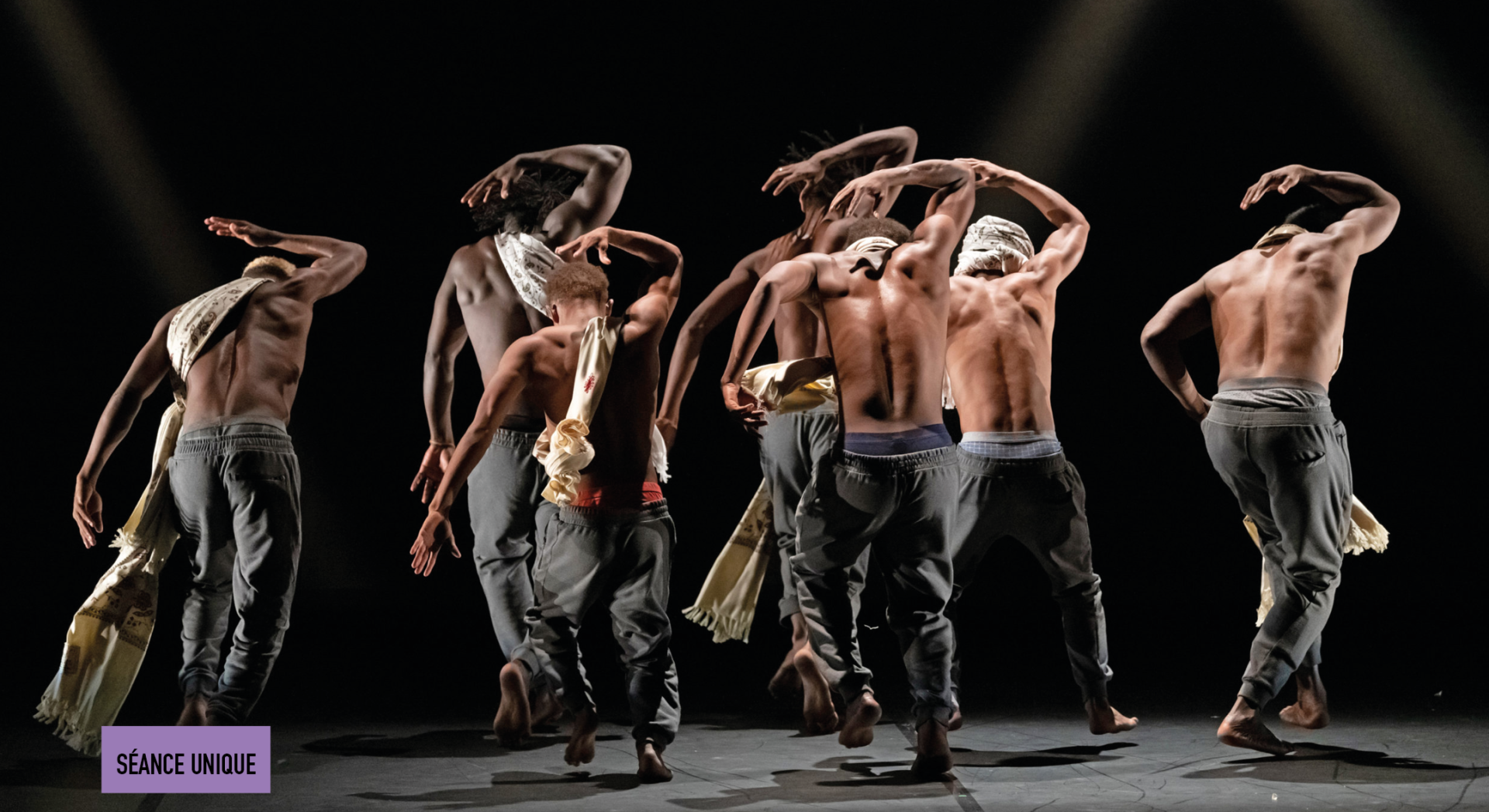 Un groupe danse