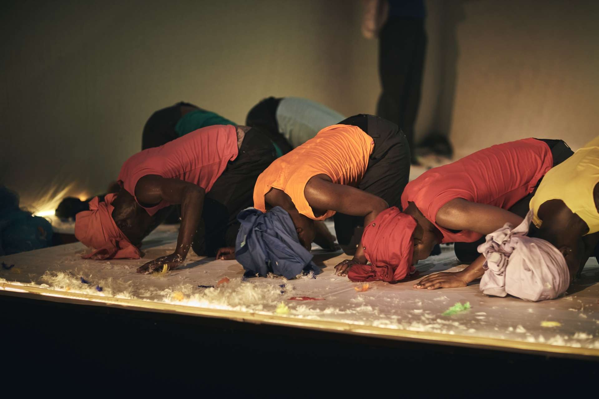 un groupe danse