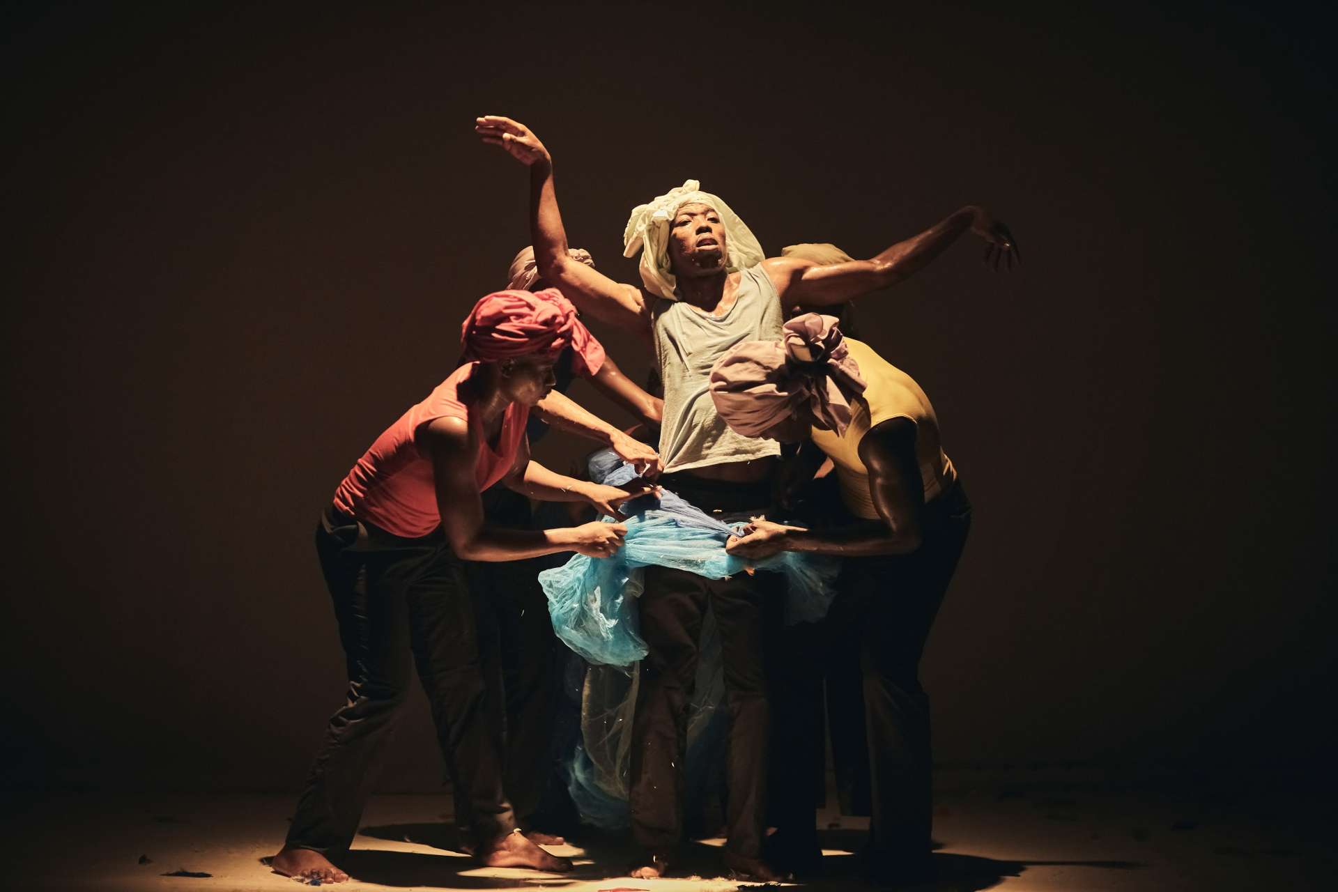 un groupe danse